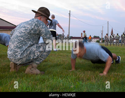 Sgt. 1st Class Richard Silva, member of the 11th Battalion, Army Reserve Careers Division, performs push-ups during the Army Physical Fitness Test portion of the Army Reserve Best Warrior Competition at Fort McCoy, Wis., June 24, 2013. (US Army Photo by SSG Gary Hawkins – Released) 2013 Best Warrior Competition 130624-A-YC962-471 Stock Photo