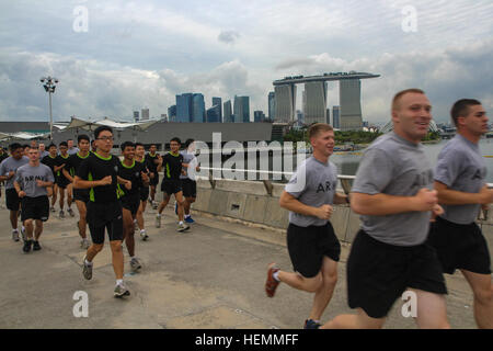 U.S. Soldiers assigned to 4th Battalion, 23rd Infantry Regiment, 2nd Brigade, 2nd Infantry Division run with 2nd Battalion, Singapore Infantry Regiment soldiers in downtown Singapore, July 19, 2013. The U.S. Soldiers are in Singapore supporting Exercise Lightning Strike, a U.S. Army Pacific sponsored platoon-sized event that partners Singapore and U.S. Soldiers.  (U.S. Army photo by Staff Sgt. Justin Naylor/Released) Singapore fun run brings two armies together 130719-A-WG307-002 Stock Photo