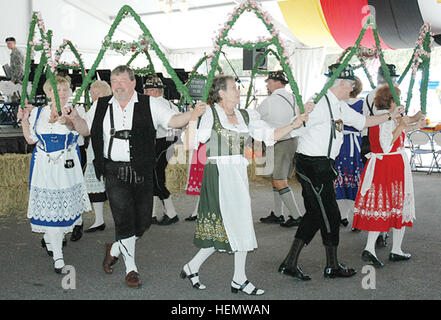The Gootman Band Dancers perform a traditional German dance during the annual Oktoberfest at Uchee Creek, Fort Benning, GA. US Army 53256 Okt Stock Photo