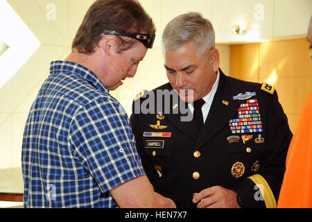 LOS ANGELES, Calif. – Vice Chief of Staff of the Army Gen. John Campbell, meets Spc. (Ret.) Joey Paulk, Operation Mend patient, during a visit to the University of California, Los Angeles Medical Center, Nov. 1. Campbell visited UCLA Operation Mend to gain key insight and knowledge of the groundbreaking program that provides wounded military personnel with specialized care. (U.S Army photo by Staff Sgt. Shejal Pulivarti/released) Vice Chief of Staff of the Army visits Operation Mend 131029-A-IO170-020 Stock Photo