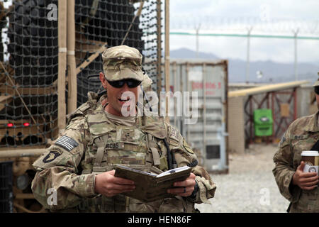 U.S. Army Chief Warrant Officer 2 Howard Barcus of Lexington, Ky., commander, vertical control assets, 149th Vertical Construction Company, gives a convoy brief before departing to an Afghan National Army demolition range The demolition range is the ANA's site for an Explosive Hazard Reduction Course. (U.S. Army photo by Spc. Ryan D. Green/Released) Afghan soldiers conduct training at the Explosives Hazard Reduction Course 131105-A-YW808-035 Stock Photo