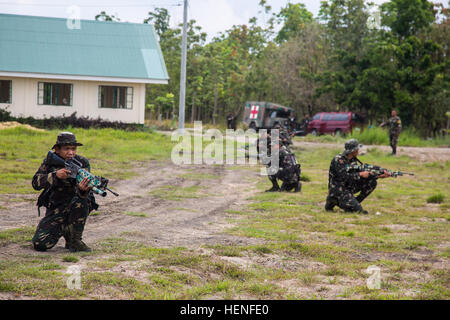 Two armed philippine army soldiers riding a motorcycle, Angeles City ...