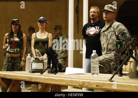 U.S. Army Soldiers assigned to 5th Battalion, 25th Field Artillery Regiment, 4th Brigade, 10th Mountain Division, enjoy a visit from former professional wrestler Diamond Dallas Page, actress Cynthia Watros and television personality Bonnie-Jill Laflin, assistant general manager for the Los Angeles Lakers Development League, as part of the Ambassadors of Hollywood Tour, sponsored by Morale Welfare and Recreation at Forward Operating Base Rustamiyah, Baghdad, Iraq, March 13, 2008. (U.S. Air Force photo by Staff Sgt. Jason T. Bailey)(Released) Page Watros Laflin 3 Stock Photo