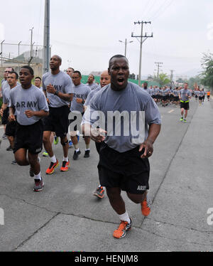 U.S. Army Master Sgt. Theodore Turner, with the 501st Special Troops Battalion, calls cadence out to his fellow Soldiers during a run to celebrate the U.S. Army's 239th Birthday at Camp Carroll, South Korea, June 13, 2014. More than 800 Soldiers assigned to the 19th Expeditionary Command participated in the run.  (U.S. Army photo by Sgt. 1st Class Josh Edson/Released)...... U.S. Army Master Sgt. Theodore Turner, with the 501st Special Troops Battalion, calls cadence out to his fellow Soldiers during a run to celebrate the U.S. Army's 239th Birthday at Camp Carroll, South Korea 140613-A-NY467-0 Stock Photo