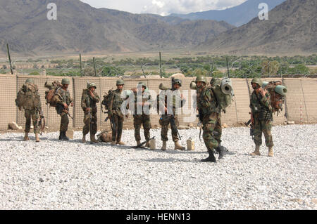 Soldiers from 2nd Battalion, 503rd Infantry Regiment, 173rd Airborne Brigade, the Afghan National Army, and the Afghan Border Patrol conduct training on how to enter and exit a CH-47 Chinook in preparation for operation Rock Tempest that will begin on April 12, at FOB Fortress in the Konar province, Afghanistan on April 11, 2008. (U.S. Army photograph/Sgt. Johnny R. Aragon) Airborne, Afghani army soldiers prepare for joint operation. 86956 Stock Photo