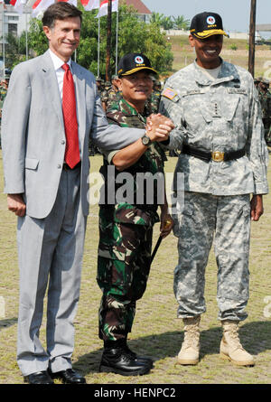 From left: U.S. Ambassador Robert O. Blake Jr., Indonesia armed forces commander Gen. Moeldoko and U.S. Army Gen. Vincent K. Brooks, U.S. Army Pacific commanding general, stand united after the opening ceremony that kicked off the largest peacekeeping training event this year at the Indonesia Peace and Security Center, Sentul, Indonesia, Aug. 19, 2014. More than 800 participants representing 21 nations are participating in the Global Peace Operations Initiative Capstone Training Event Garuda Canti Dharma 2014 from Aug. 19 to Sept. 1, 2014 in Sentul, Indonesia. Garuda Canti Dharma is an Indones Stock Photo