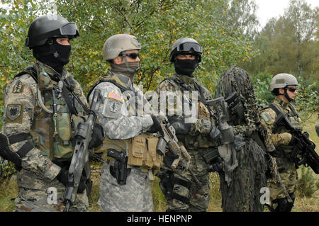 Special Operations Forces operators representing Croatia (first and third from left), the U.S. (second from left) and Poland (first and second from right), wear a variety of gear on Sept. 20 at Drawksow Pomorskie, Poland during a press conference as part of the official start of the Jackal Stone 10 exercise. Jackal Stone 10, hosted by Poland and Lithuania this year, is an annual international special operations forces (SOF) exercise held in Europe. Its objective is to enhance capabilities and interoperability amongst the participating special operations forces and as well as build mutual respe Stock Photo