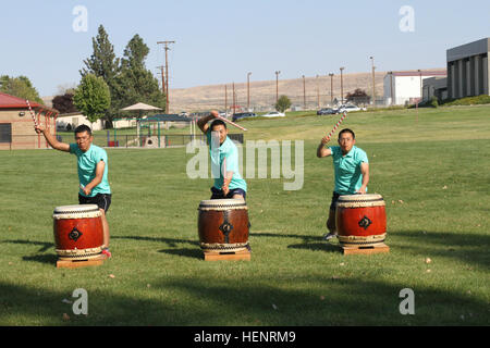 Japan Ground Self Defense Force troops demonstrate Taiko festival drumming for Soldiers of 4th Battalion, 23rd Infantry Regiment during 2014 Rising Thunder Exercises. The annual training partners Japanese military personnel with units from Joint Base Lewis-McChord and 7th Infantry Division, I Corps. Sports Day brings Tomahawks Battalion and JGSDF in for friendly competition 140907-A-ER359-643 Stock Photo