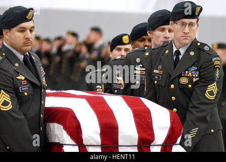 An honor guard from the 1st Special Forces Group transports the flag draped coffin of Sgt. 1st Class Nathan R. Chapman late Tuesday night at Seattle-Tacoma International Airport. More than 60 Special Forces soldiers from Fort Lewis were present. Chapmans Coffin Stock Photo