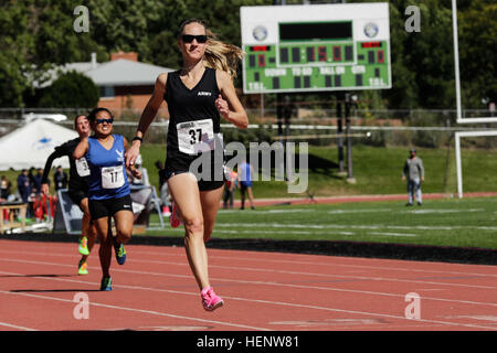 U.S. Army veteran Sgt. Anne Oravec, Denver, competes in the track event of the 2014 Warrior Games in Colorado Springs, Colo., Oct. 2, 2014. More than 200 service members and veterans participate in the 2014 Warrior Games, an annual event where wounded, ill and injured compete in various Paralympic-style events. (U.S. Army photo by Sgt. Sara Wakai/Released) 2014 Warrior Games Track & Field 141002-A-YF193-034 Stock Photo