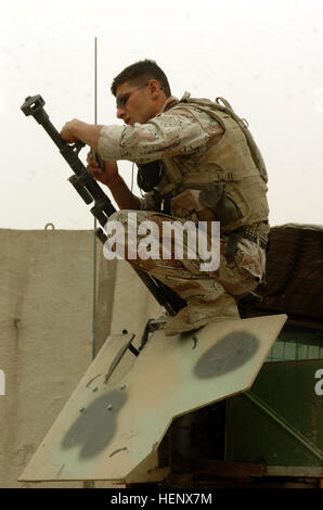 An Iraqi army soldier conducts maintenance on his crew-served weapon prior to pushing out into northern Ghazaliyah May 16. Iraqi security forces continue to maintain a presence around the western Baghdad neighborhood of Shulla, disrupting special group extremists from maneuvering in and around Shulla. Iraqi forces take control of Muqtada al-Sadr building, maintain presence near Shulla 89306 Stock Photo