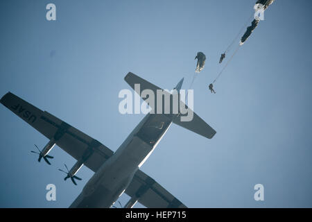 U.S. Soldiers assigned to 1st Battalion, 10th Special Forces Group (Airborne) jump from a C-130 Hercules aircraft onto a drop zone in Germany, March 17, 2015. (U.S. Army photo by Visual Information Specialist Eric Steen/Released) 1-10 Special Forces Jump 150317-A-IO573-001 Stock Photo