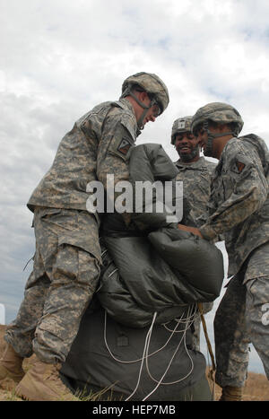 Troops from the 82nd Sustainment Brigade-U.S. Central Command Materiel ...
