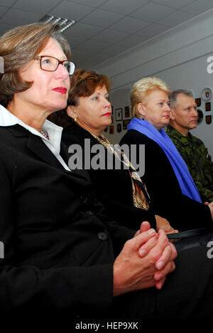 From left to right, U.S. Ambassador to Lithuania Anne E. Derse, Lithuanian Minister of National Defense Rasa Jukneviciene, Lithuanian president Dalia Grybauskaite, and Lithuanian Chief of Defense Maj. Gen. Arvydas Pocius visit the Dragunu Batalionas, where they are briefed on the Jackal Stone 2010 exercise in Klaipeda, Lithuania. Jackal Stone 10, hosted by Poland and Lithuania this year, is an annual international special operations forces exercise held in Europe. Its objective is to enhance capabilities and interoperability amongst the participating special operations forces and as well as bu Stock Photo