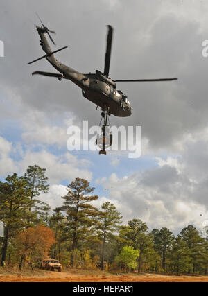 UH 60s sling load two British L118 light guns dropping them and the crews with 7th Royal Horse Artillery and 2nd Battalion, 319th Airborne Field Artillery Regiment down in support of operations during the Combined Joint Operational Access Exercise here on Fort Bragg, N.C. (Capt. Joe Bush, 82nd Airborne DIVARTY/Released) CJOAX Fires 150417-A-BG594-031 Stock Photo