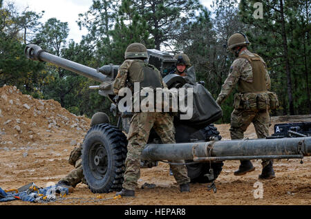 UH 60s sling load two British L118 light guns dropping them and the crews with 7th Royal Horse Artillery and 2nd Battalion, 319th Airborne Field Artillery Regiment down in support of operations during the Combined Joint Operational Access Exercise here on Fort Bragg, N.C. (Capt. Joe Bush, 82nd Airborne DIVARTY/Released) CJOAX Fires 150417-A-BG594-038 Stock Photo