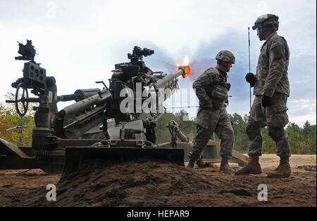 UH 60s sling load two British L118 light guns dropping them and the crews with 7th Royal Horse Artillery and 2nd Battalion, 319th Airborne Field Artillery Regiment down in support of operations during the Combined Joint Operational Access Exercise here on Fort Bragg, N.C. (Capt. Joe Bush, 82nd Airborne DIVARTY/Released) CJOAX Fires 150417-A-BG594-045 Stock Photo