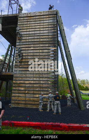 First Lt. Dustin Ballentine and Master Sgt. Christopher McLain, engineers from the 21st Engineer Battalion, 3rd Brigade Combat Team, 101st Airborne Division (Air Assault), near the top of the Sapper tower while 1st Lt. Jonathan Pantano and 2nd Lt. Ryan Jesse, engineers with the 326th Brigade Engineer Battalion, 1st Brigade Combat Team, 101st Airborne Division, prepare for their climbing portion of the 2015 Best Sapper Competition at Fort Leonard Wood, Mo., April 21, 2015. The four Sapper Soldiers made up the two teams representing the 101st Airborne Division in this year’s three-day competitio Stock Photo