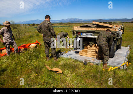Spanish Soldiers from the Brigada Paracaidista recover a transport vehicle following an airborne cargo drop during Operation Skyfall - España, Madrid, Spain, May 7, 2015. Operation Skyfall - España is an exercise initiated and organized by the 982nd Combat Camera Company, and hosted by the Brigada Paracaidista of the Spanish army. The exercise is a bilateral subject matter exchange focusing on interoperability of combat camera training and documentation of airborne operations. (U.S. Army photo by Staff Sgt. Justin P. Morelli / Released) Operation Skyfall - Espa%%%%%%%%C3%%%%%%%%B1a 150507-A-PP Stock Photo