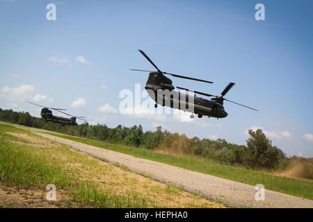 Soldiers of the 155th Headquarters Headquarters Company travel back home to Tupelo, Miss., on CH 47 Chinooks July 12, 2015. (Mississippi National Guard photos by 1st Lt. Jennifer Frazer, 155th Armored Brigade Combat Team) Air flight to home station 150711-A-DE841-9367 Stock Photo