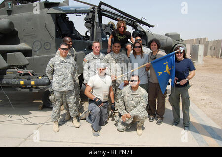 CAMP TAJI, Iraq – Soldiers from the Combat Aviation Brigade, 4th Infantry Division, Multi-National Division – Baghdad and the classic rock 'n' roll band Big Noize stand in front of an AH-64D Apache helicopter on Camp Taji Sept. 11. The band, comprised of members from Deep Purple, Quiet Riot, Ozzy Osbourne and AC/DC visited the CAB and played a standing room only concert for service members and civilians stationed on the camp north of Baghdad.  (U.S. Army photo by Sgt. 1st Class Brent Hunt, CAB PAO, 4th Inf. Div., MND-B) Big Noize Iraq 2 Stock Photo