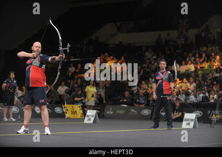 Nicolas Meunier of Team Canada, right, and Gareth Paterson of Team United Kingdom, compete during the archery finals of the 2016 Invictus Games at the ESPN Wide World of Sports Complex, Orlando, Fla., May 9, 2016. The Invictus Games are an adaptive sports competition which was created by Prince Harry of the United Kingdom after he was inspired by the DoD Warrior Games. This event brings together wounded, ill, and injured service members and veterans from 15 nations for events including: archery, cycling, indoor rowing, powerlifting, sitting volleyball, swimming, track and field, wheelchair bas Stock Photo