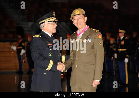 Chief of Staff of the Army Gen. George Casey hosts a full honors reception for Singapore army Maj. Gen. Kian Hong, Chief of Army (Singapore), at Comney Hall on Fort Myer, Va., Sept. 25, 2008. (U.S. Army photo by Monica Ann King/Released) Maj. Gen. Neo Kian Hong Stock Photo