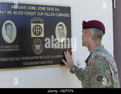 Maj. Gen. Richard Clarke, commander of the 82nd Aiborne Division, pays his respects to two fallen Partroopers at the Taylor-Sandri Medical Training Facility rededication ceremony during All American Week 2016 at Fort Bragg, N.C., May 24, 2016. All American Week is an opportunity for 82nd Airborne Paratroopers, past and present, and their Families to come together, enjoy camaraderie and celebrate being members of the All American Division. This year's All American Week theme is 'Tomorrow's Force, Today!' (U.S. Army photo by Sgt. Anthony Hewitt/Released) All American Week 2016 dedication ceremon Stock Photo