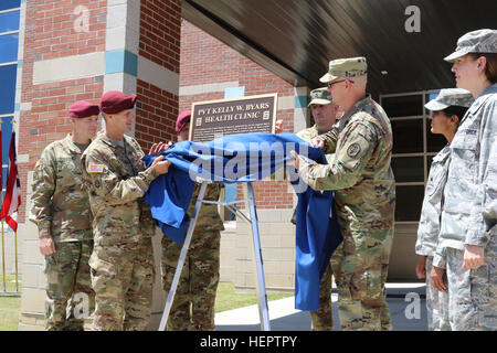 Maj. Gen. Richard Clarke, commander of the 82nd Aiborne Division, and Col. Lance Raney, commander of Womack Army Medical Center, unveil a plaque at  a dedication ceremony during All American Week 2016 at Fort Bragg, N.C., May 24, 2016. All American Week is an opportunity for 82nd Airborne Paratroopers, past and present, and their Families to come together, enjoy camaraderie and celebrate being members of the All American Division. This year's All American Week theme is 'Tomorrow's Force, Today!' (U.S. Army photo by Sgt. Anthony Hewitt/Released) All American Week 2016 dedication ceremony 160524 Stock Photo