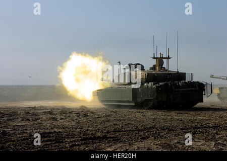 A British army Challenger II main battle tank from the Royal Scots Dragoon Guards fires at a target during a training exercise in Basra, Iraq, Nov. 17, 2008. (DoD photo by Sgt. Gustavo Olgiati, U.S. Army/Released) Challenger II Basra 2008 Stock Photo