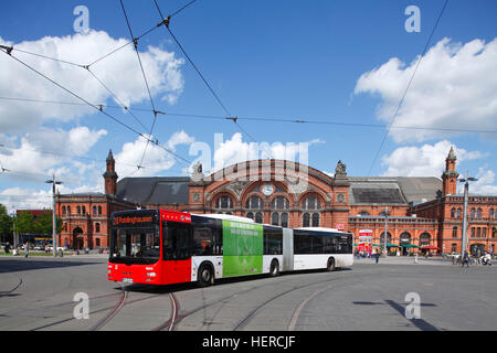 Autobus mit Hauptbahnhof am Bahnhofsplatz , Bremen, Deutschland, Europa