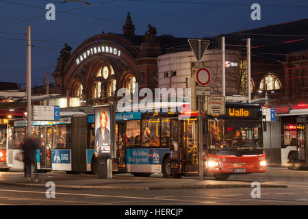 Autobus mit Hauptbahnhof am Bahnhofsplatz bei  AbenddÃ¤mmerung, Bremen, Deutschland, Europa