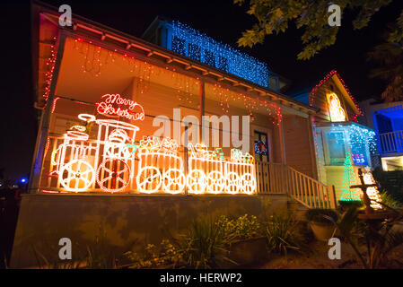 Beautiful outdoor Christmas lights every year decorating houses on Franklin Road, Auckland Stock Photo