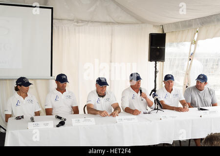 Sydney, Australia. 22nd Dec, 2016. Sir Michael Hintze (3L) and Skipper Ludde Ingvall (4L) and crew pictured at the press conference for the launch of 100ft maxi racing yacht CQS ahead of the start of the Rolex Sydney Hobart Yacht Race. © Hugh Peterswald/Pacific Press/Alamy Live News Stock Photo