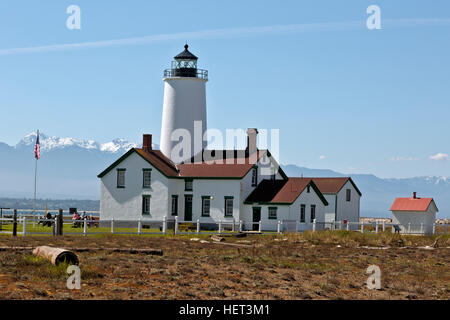 New Dungeness Lighthouse on the Dungeness Spit on the Strait of Juan de Fuca near Sequim with the Olympic Mountains beyond. Stock Photo