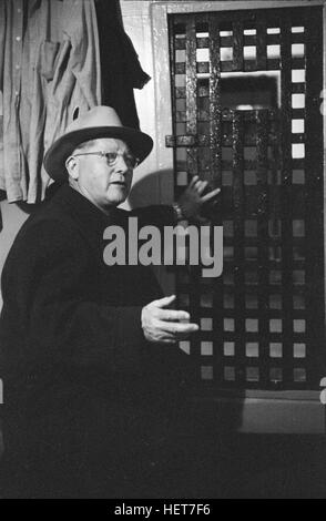 Erle Stanley Gardner, mystery author, examining the cell at Eastern State Penitentiary where Willie Sutton escaped. Stock Photo