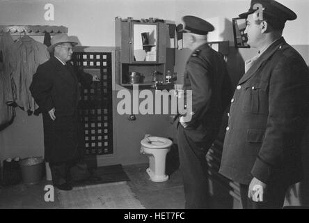 Erle Stanley Gardner, mystery author, examining the cell at Eastern State Penitentiary where Willie Sutton escaped. Stock Photo