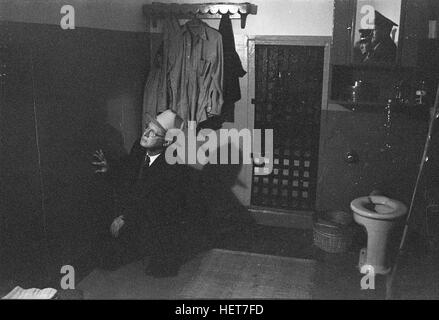 Erle Stanley Gardner, mystery author, examining the cell at Eastern State Penitentiary where Willie Sutton escaped. Stock Photo