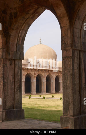 Inner courtyard and covered prayer hall of the Ashrafi Mahal Mosque in the hilltop fortress of Mandu, Madya Pradesh, India Stock Photo