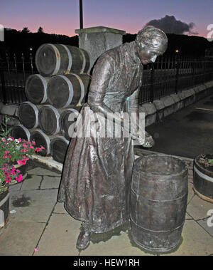 Stornoway Isle Of Lewis Herring Girl Am Hafen statue at dusk
