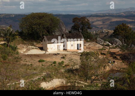 Hilltop mud brick thatched farmhouse to the south of Ambositra Stock Photo