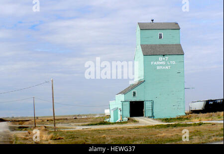 Brant is located 18 km west and 12 kilometres north of Vulcan. It is located on the CP main line which runs from Aldersyde to Kipp. This elevator was originally a Home Grain elevator, but changed owners to Searle, Federal and finally Alberta Wheat Pool, before being sold to B &amp; J Farms Stock Photo