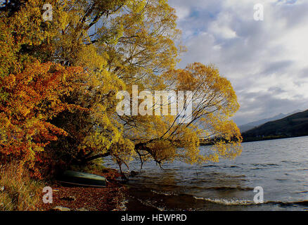 Lake Hayes is a small lake in the Wakatipu Basin in Central Otago, in New Zealand's South Island. It is located close to the towns of Arrowtown and Queenstown. Stock Photo