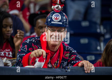Houston, Texas, USA. 24th Dec, 2016. A Houston Texans fan prior to an NFL game between the Houston Texans and the Cincinnati Bengals at NRG Stadium in Houston, TX on December 24th, 2016. © Trask Smith/ZUMA Wire/Alamy Live News Stock Photo