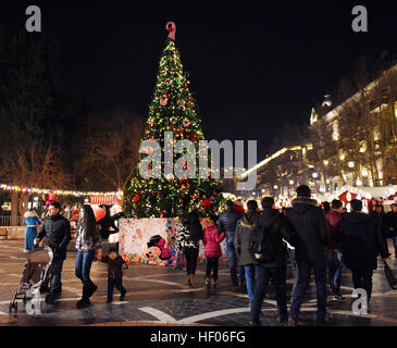 Baku, Azerbaijan. 24th Dec, 2016. Photo taken on Dec. 24, 2016 shows Christmas decorations at the downtown Fountain Square in Baku, Azerbaijan, Dec. 24, 2016. (Xinhua/Tofik Babayev) (zcc) © Xinhua/Alamy Live News Stock Photo