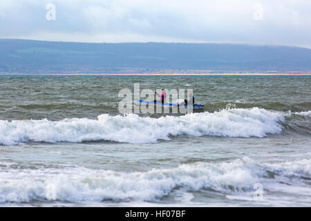 Boscombe, Bournemouth, Dorset, UK. 25th Dec, 2016. UK weather: Choppy seas at Boscombe beach doesn't deter these kayakers on Christmas Day © Carolyn Jenkins/Alamy Live News Stock Photo