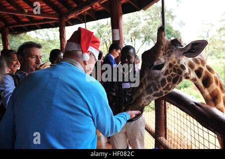 Nairobi, Kenya. 25th Dec, 2016. A tourist feeds a giraffe at the Giraffe Center in Nairobi, capital of Kenya, Dec. 25, 2016. Giraffe Center, founded in 1979, is part of a movement trying to save giraffes, with some giraffe species currently endangered. © Li Baishun/Xinhua/Alamy Live News Stock Photo