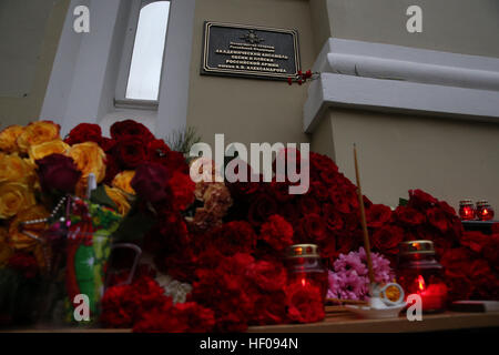 Moscow, Russia. 25th December, 2016. Flowers at the Alexandrov Hall, a rehearsal room of the Alexandrov Ensemble, in memory of the victims of a Russian Defense Ministry plane crash. A Tupolev Tu-154 plane of the Russian Defense Ministry with 92 people on board crashed into the Black Sea near the city of Sochi on December 25, 2016. The plane was carrying members of the Alexandrov Ensemble, Russian servicemen and journalists to Russia's Hmeymim air base in Syria. Fragments of the plane were found about 1.5km from Sochi coastline. © Victor Vytolskiy/Alamy Live News Stock Photo