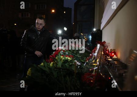 Moscow, Russia. 25th December, 2016. People lay flowers at the Alexandrov Hall, a rehearsal room of the Alexandrov Ensemble, as they pay tribute to the victims of a Russian Defense Ministry plane crash. A Tupolev Tu-154 plane of the Russian Defense Ministry with 92 people on board crashed into the Black Sea near the city of Sochi on December 25, 2016. The plane was carrying members of the Alexandrov Ensemble, Russian servicemen and journalists to Russia's Hmeymim air base in Syria. Fragments of the plane were found about 1.5km from Sochi coastline. © Victor Vytolskiy/Alamy Live News Stock Photo