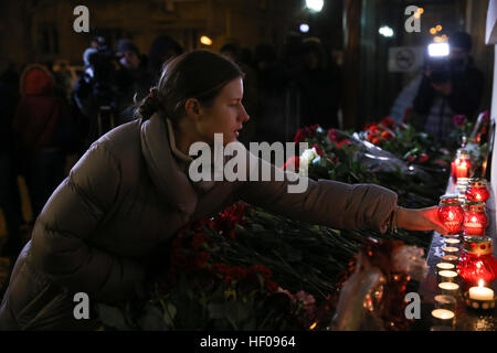 Moscow, Russia. 25th December, 2016. People lays candles near Alexandrov Hall, a rehearsal room of the Alexandrov Ensemble, as they pay tribute to the victims of a Russian Defense Ministry plane crash. A Tupolev Tu-154 plane of the Russian Defense Ministry with 92 people on board crashed into the Black Sea near the city of Sochi on December 25, 2016. The plane was carrying members of the Alexandrov Ensemble, Russian servicemen and journalists to Russia's Hmeymim air base in Syria. Fragments of the plane were found about 1.5km from Sochi coastline. © Victor Vytolskiy/Alamy Live News Stock Photo